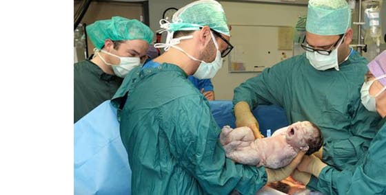 Gynaecoloog met pasgeboren baby