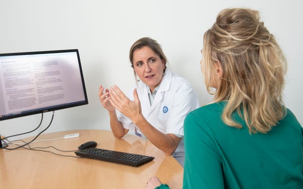 Arts Margreet Ausems in gesprek met een patiënt