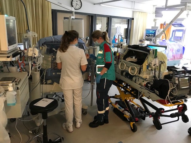 Overdracht van de verpleegkundige aan de ambulanceverpleegkundige aan heb bed 