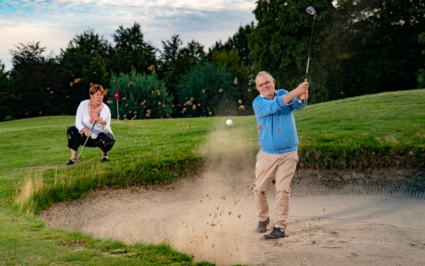 Een man zwaait met een golfclub