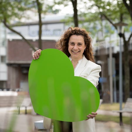 Programmamanager Duurzaamheid Celina Kroon draagt een groot groen hart.