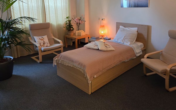 Behandelkamer voor begeleide sessie met psychedelische middelen