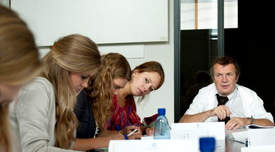 Docent geeft les in theoriezaal