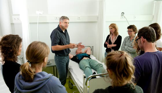 Docent geeft les in praktijklokaal