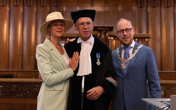 Pieter Doevendans te midden van zijn vrouw en de loco-burgemeester van Utrecht