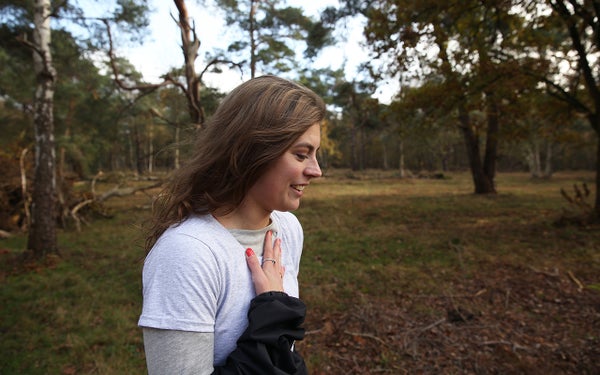 Sarah wandelt door het bos
