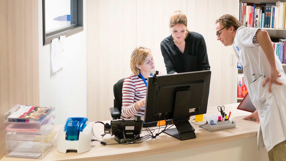 Een groep mensen kijkt naar een computerscherm