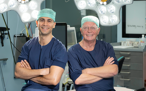 Dara Niknejad en Bart van der Zwan in operatiekamer