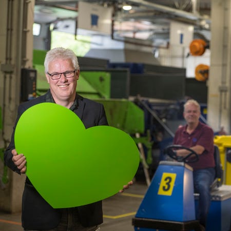 Edwin van Stralen met een groot groen hart.