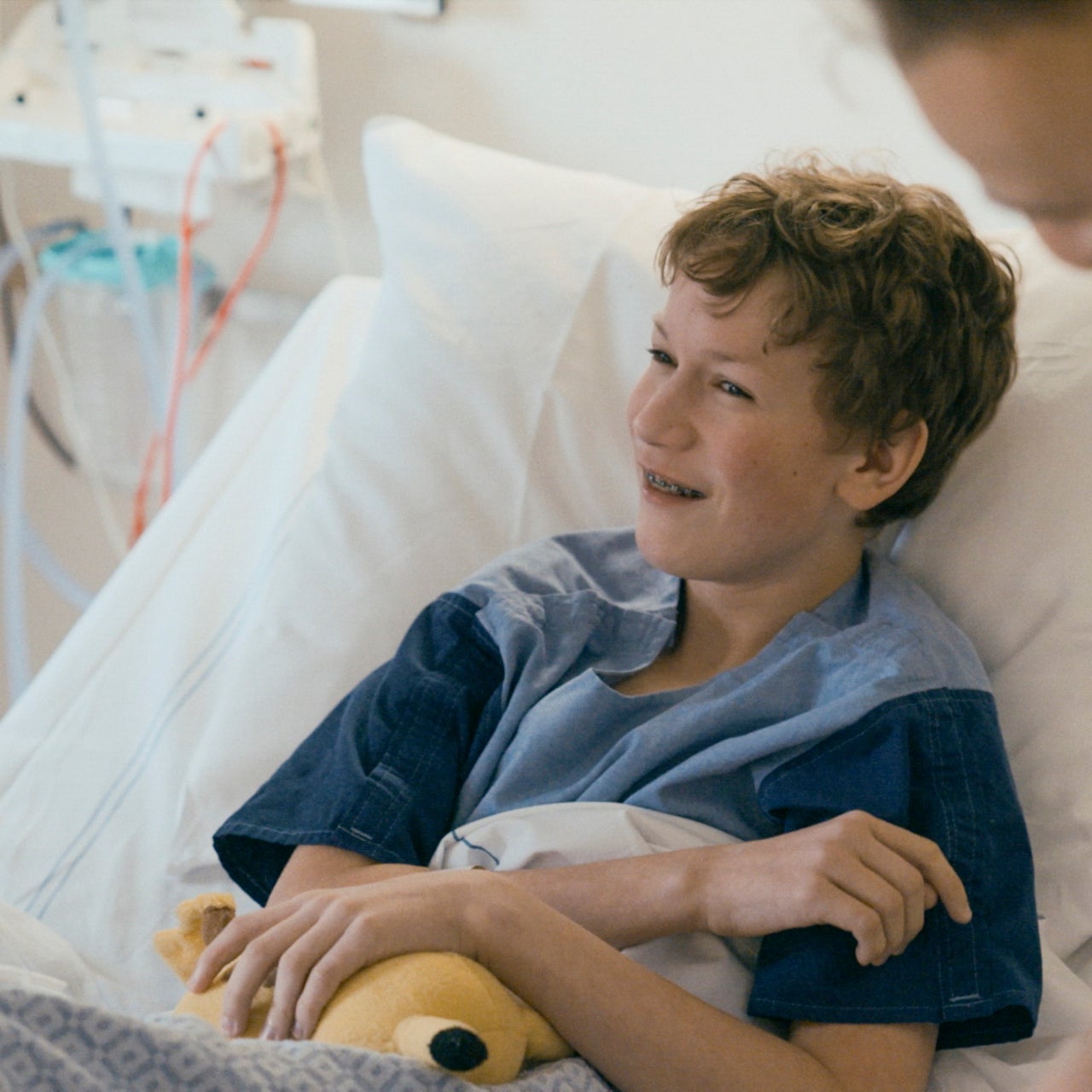 Patiënt Bart ligt in een ziekenhuisbed in het WKZ met zijn teddybeer. 