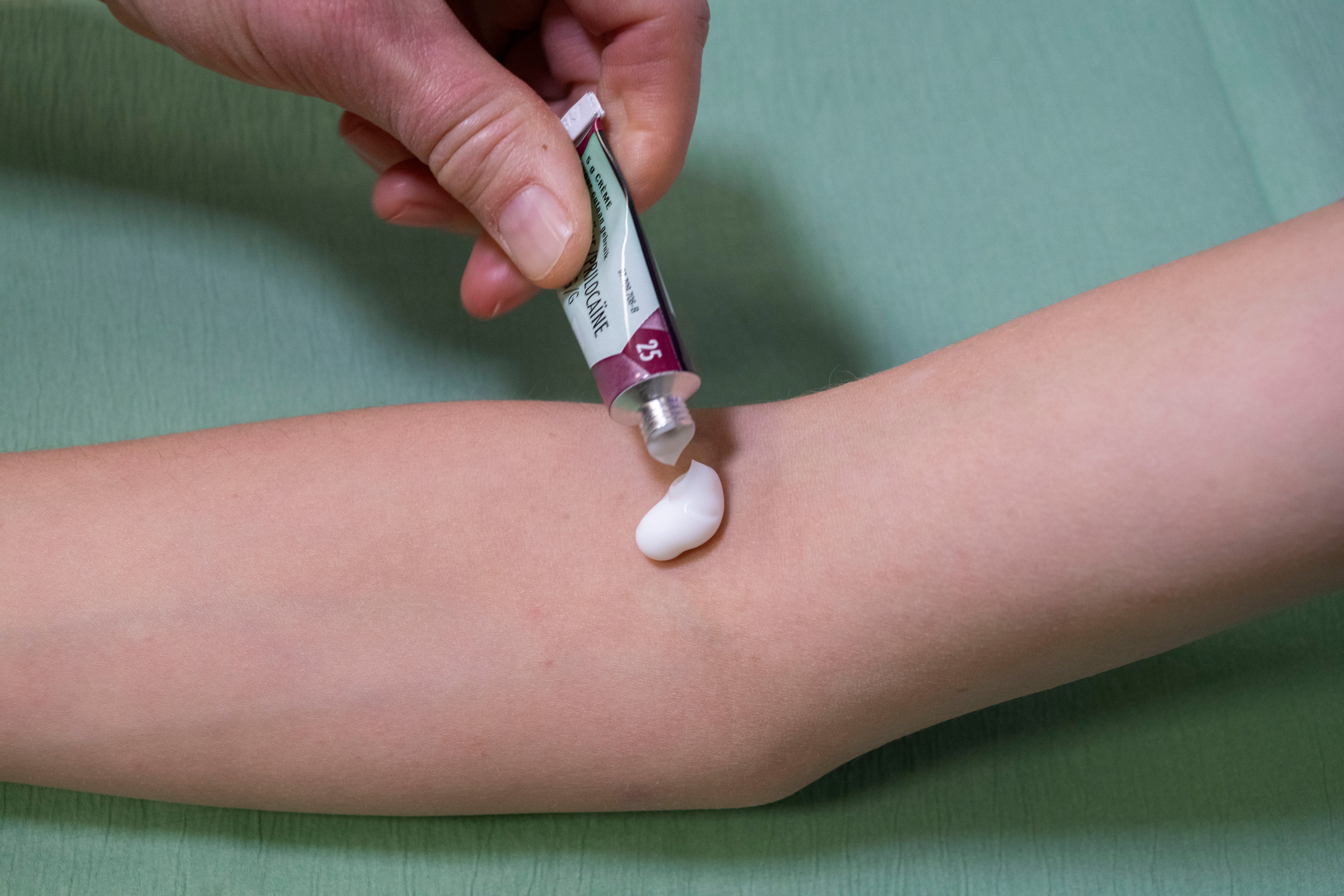 EMLA tube en elleboog