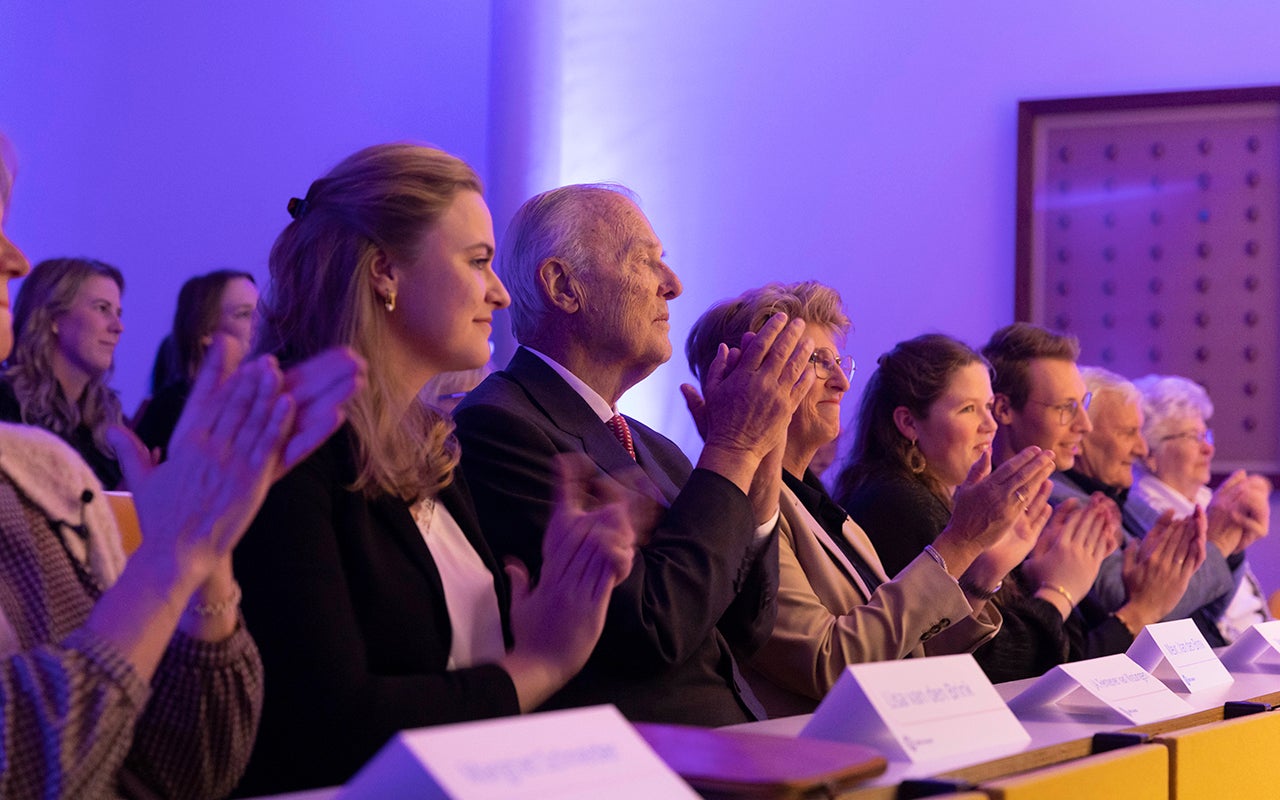 Publiek applaudiseert bij uitreiking Boerhaaveprijs