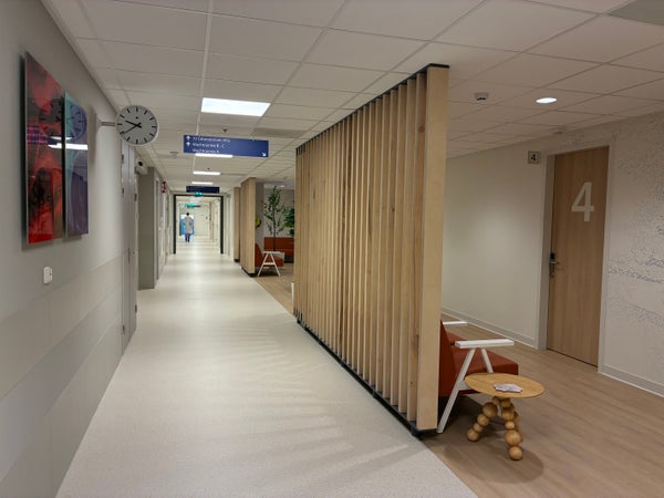 Gang en wachtkamer in het nieuwe behandelcentrum voortplantingsgeneeskunde