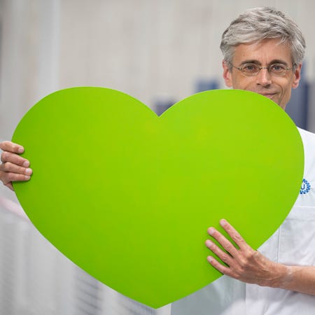 Redmer van Leeuwen, oogarts en netvlieschirurg in het UMC Utrecht, houdt een groot groen hart vast.