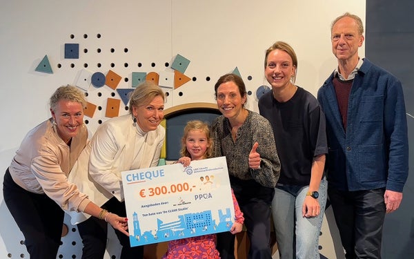 Mila neemt samen met dr. Emma Paes, prof. Mink van der Molen en drs. Lieke Hofman een cheque van 300.000 euro in ontvangst uit handen van Trudy Berghuis van For Wis(h)dom en Anka Boer van Stichting PPQA
