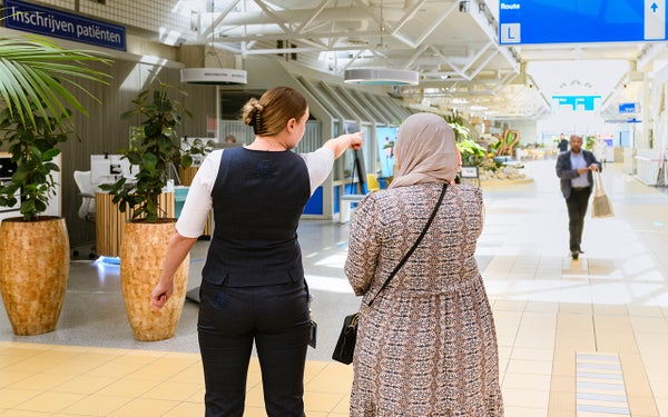 Gastvrouw wijst de weg in UMC Utrecht