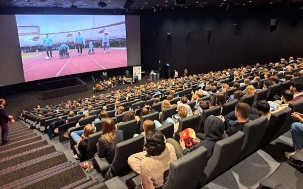 Een volle collegezaal bij de onderwijs health challenge