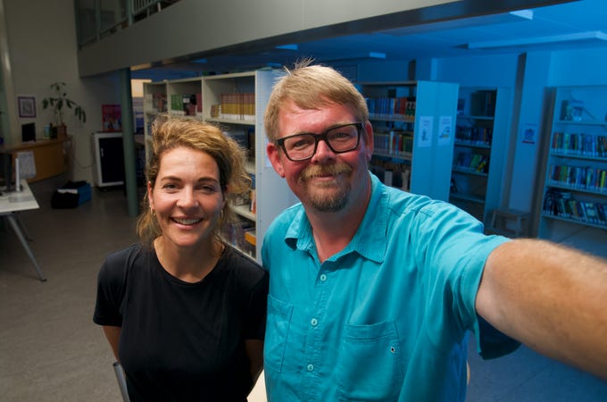 Sophie Cohen en Adriaan Elsenaar die een selfie maken in een bibliotheek