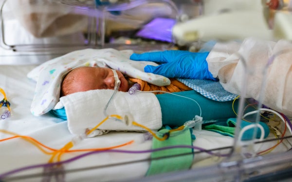 Een baby in een ziekenhuisbed