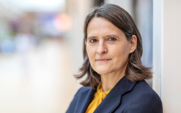Portretfoto van Vera Deneer, ziekenhuisapotheker en klinische farmacoloog in de Apotheek van het UMC Utrecht.