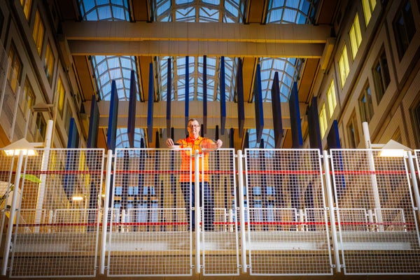 Marcel met badmintonracket horizontaal