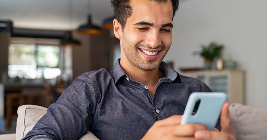 Man gebruikt smartphone