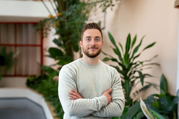 Een man met zijn armen over elkaar