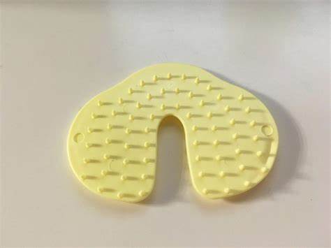 shotblocker geel U-vormig object met stekeltjes, vermindert pijnbeleving