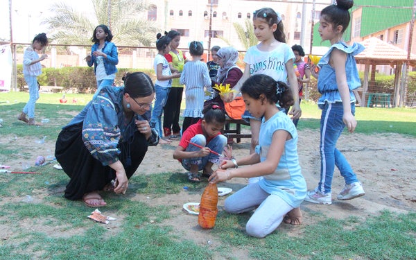 Suzanne werkt met kinderen aan een project