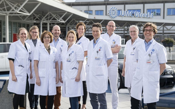 Het team Oncologische Urologie van het UMC Utrecht in witte jassen bij de ingang.