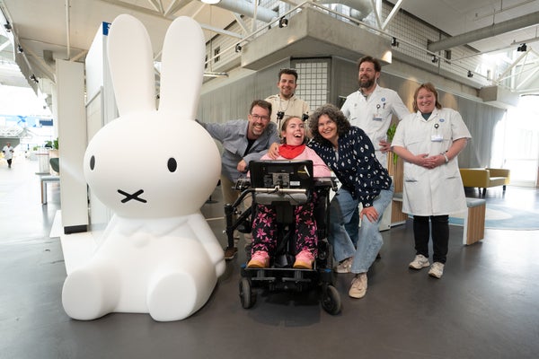 nijntje bij de hoofdingang van het UMC Utrecht