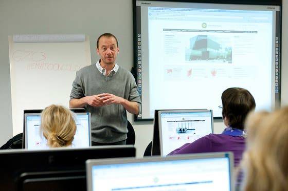 Docent geeft les in computerleerzaal