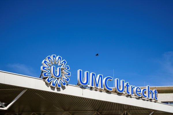 Voorgevel UMC Utrecht gebouw met logo