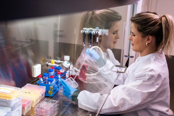 Onderzoeker aan het werk in een lab