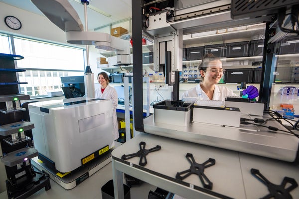Een groep vrouwen in laboratoriumjassen in een kamer