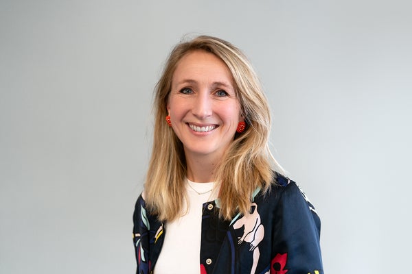 Een vrouw glimlacht naar de camera