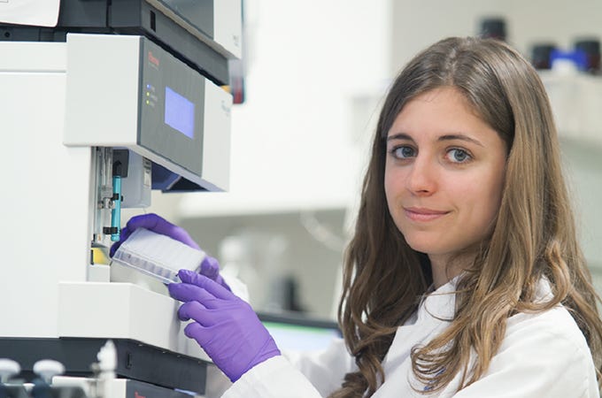 Onderzoeker bezig in het laboratorium