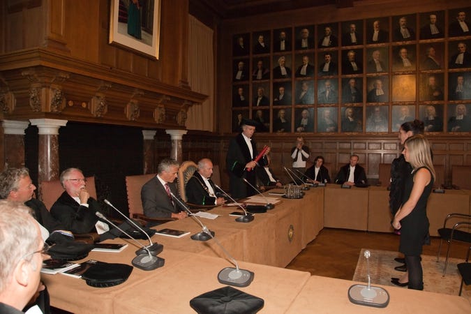 Een scene van een promotie in het Academiegebouw