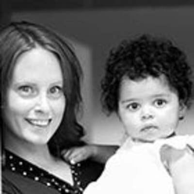 Een vrouw die een baby vasthoudt