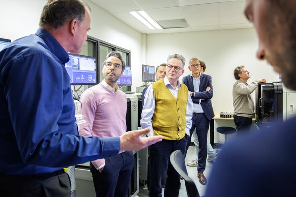 Paul van Diest (l), Agustin Enciso-Martinez (m) & Kavin Talbot (r). Achtergrond Hans Nijman 