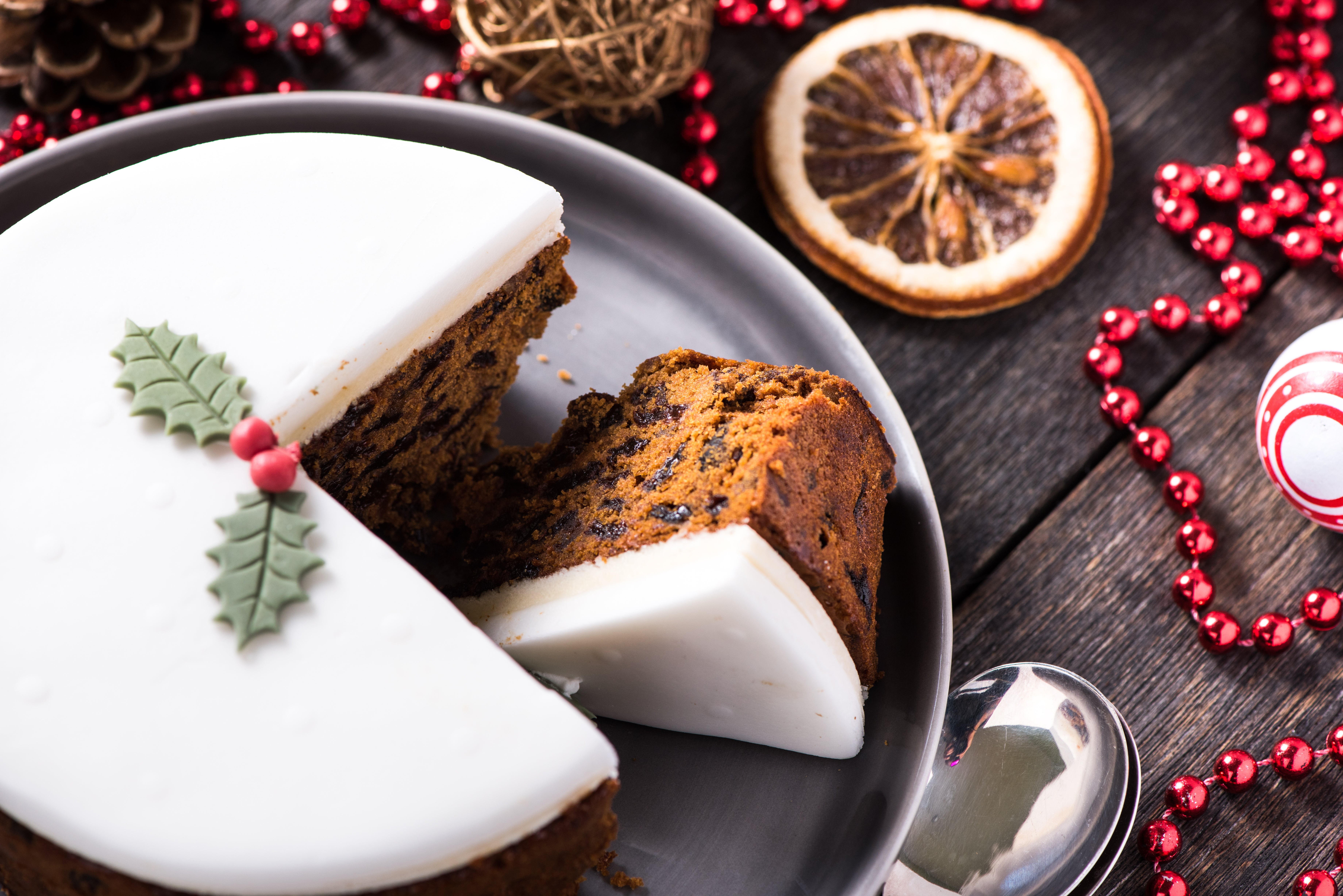 Snowy White Christmas Cake Recipe | How to Make Snowy White Christmas Cake  | Baking Mad