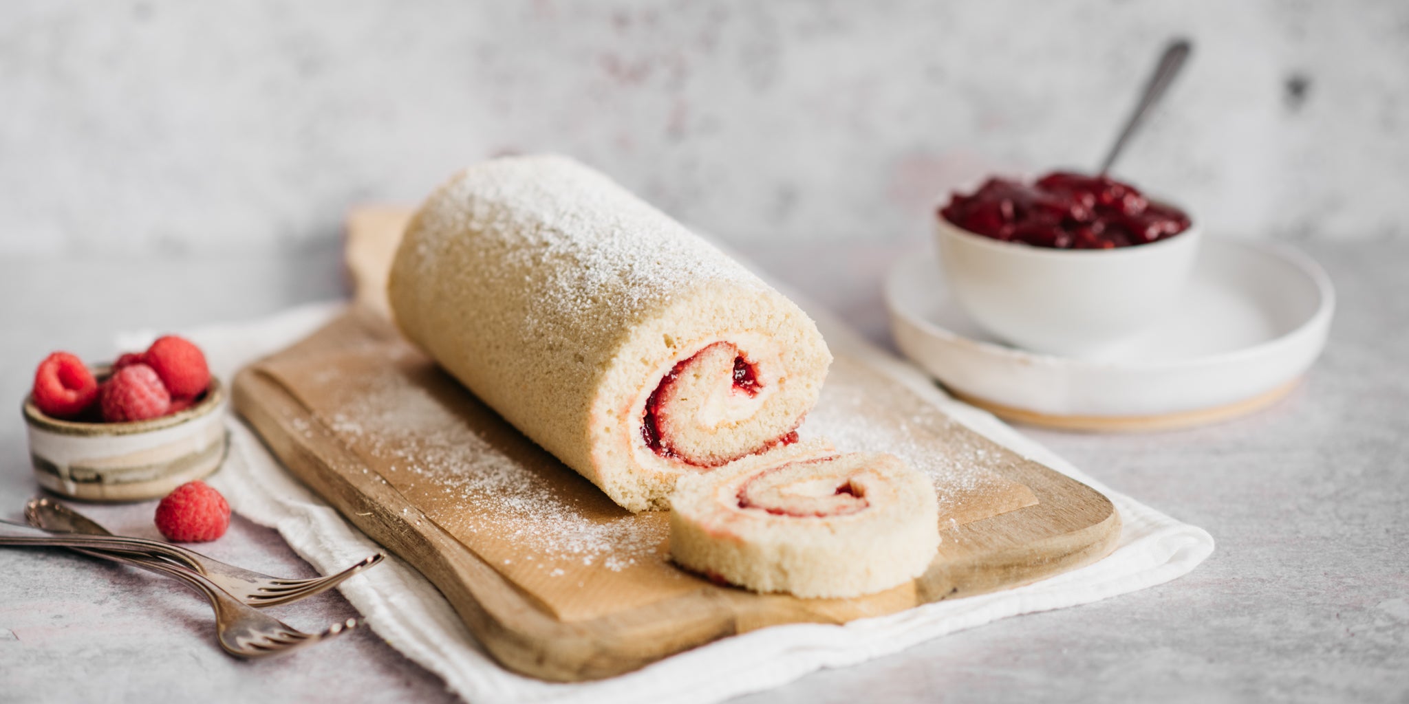 Cake roll with jam and cream (Rotolo con marmellata e panna)