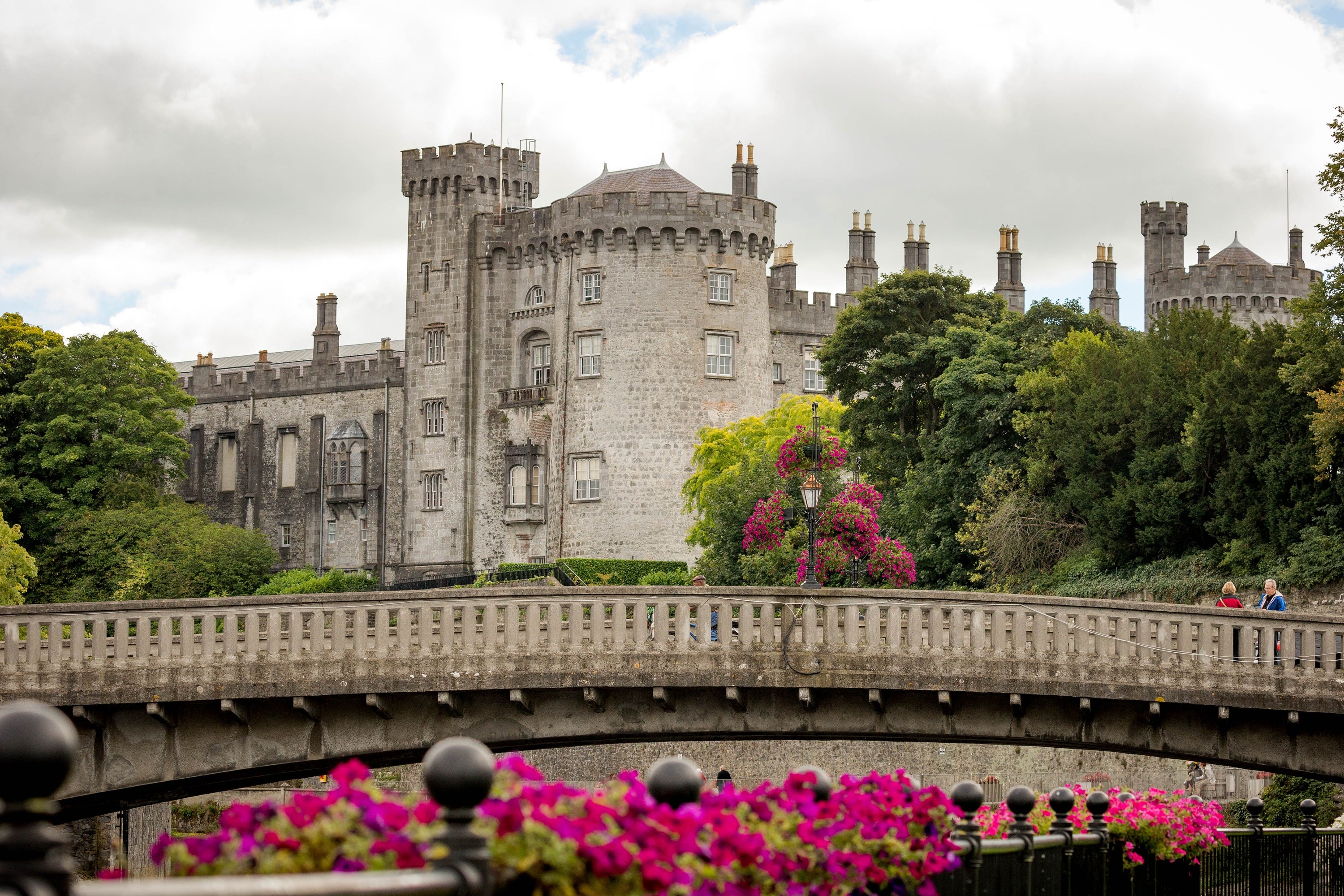  Kilkenny Castle and summer flowers
