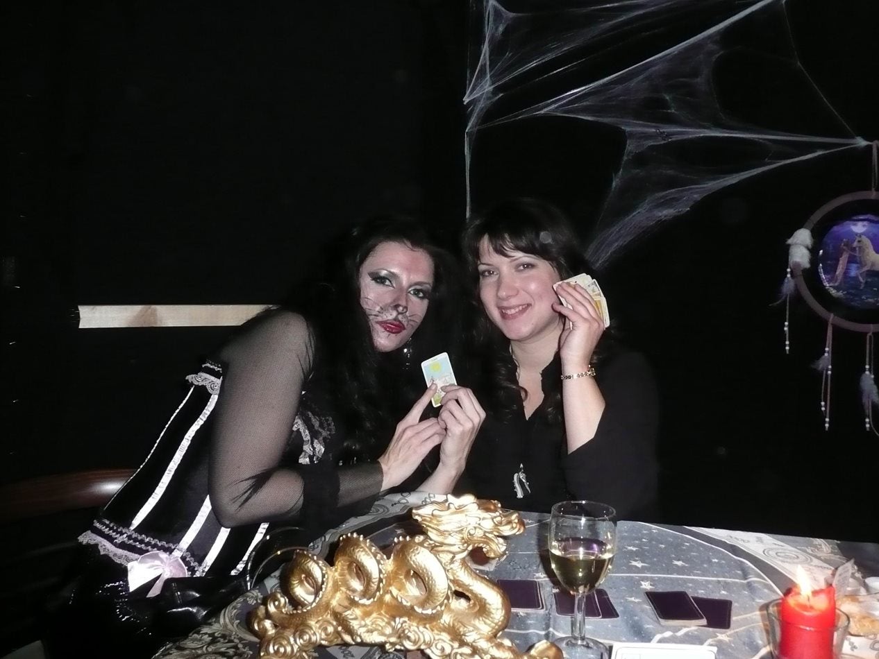 kartářka a host v masce