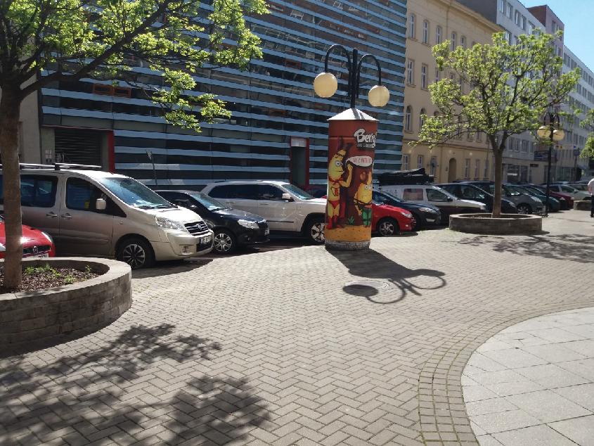 Parkoviště před budovou 40kč/h