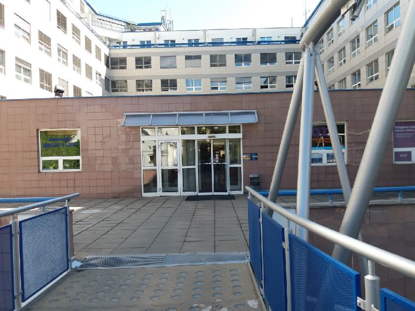 vchod z lávky Koliště