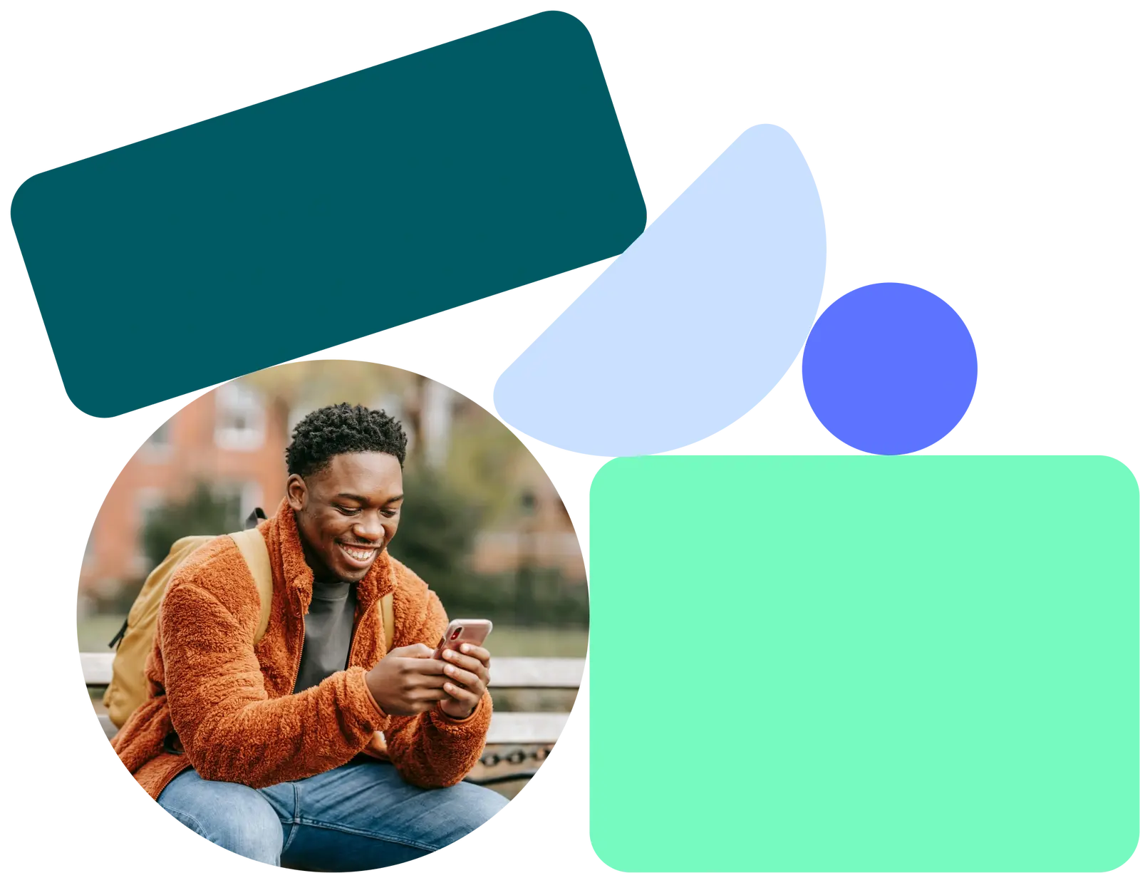Junger Mann im braunen Pullover, lächelnd und draußen sitzend, schaut auf sein Handy, kreisförmiges Bild auf grauem Hintergrund mit bunten geometrischen Formen.