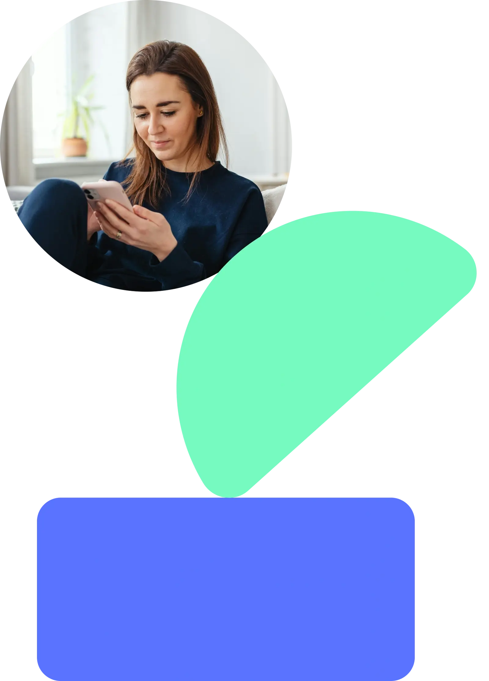 Femme assise sur un canapé, souriant en regardant son téléphone, image circulaire sur fond gris avec formes géométriques colorées.