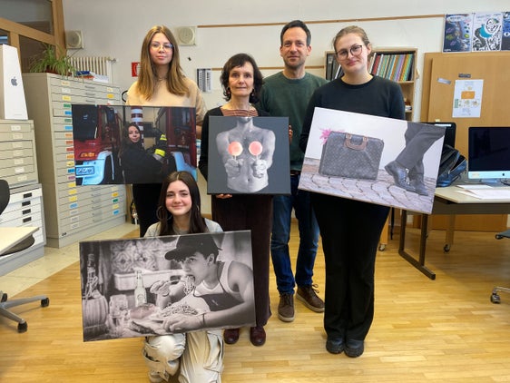 Die Prämierung der Siegerinnen des Fotowettbewerbs für Jugendliche „Breaking Stereotypes“: Chiara Nichele mit dem Siegerbild „The Austrian Italy“ (vorne) sowie (hinten, von links nach rechts) Tanja Perathoner mit „FireWOMAN?“, Priska Garbin (Antidiskriminierungsstelle) mit dem Bild „What is sexy?“, Adrian Luncke (OEW) und Maddalena De Nardin mit „Waiting Businessman“ (Foto: Antidiskriminierungsstelle)