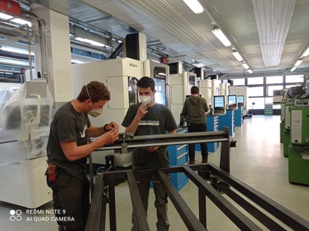 Schüler beim Aufbau des CNC Plasmatisch